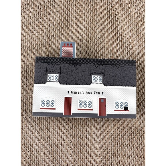 The Cats Meow "Queen’s Head Inn" Blyford Suffolk 1996 Faline Shelf Sitter - Picture 1 of 4